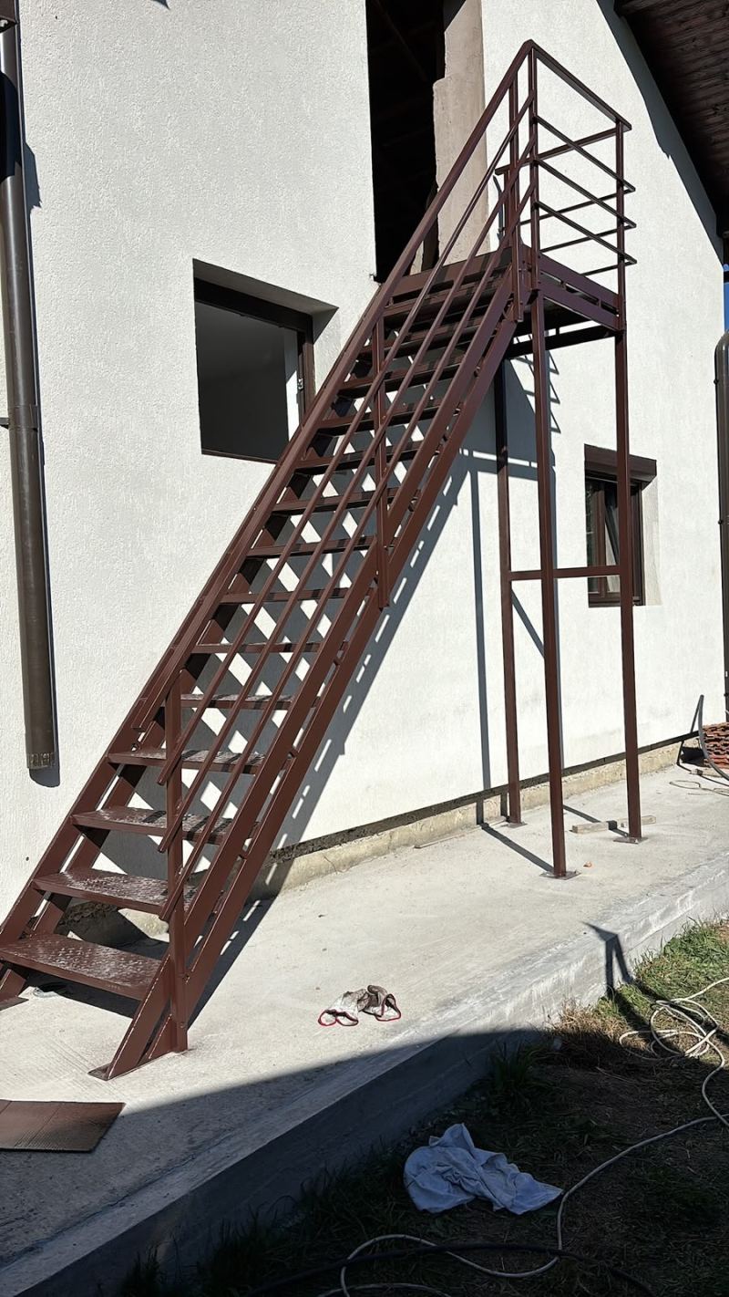 Scară metalică exterioară cu balcon pentru acces la mansardă