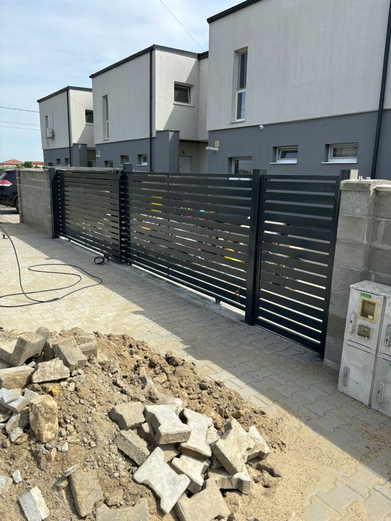 Poartă modernă din metal cu lamele orizontale