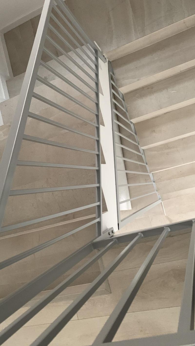 Balustradă simplă din metal vopsit pentru scări interioare