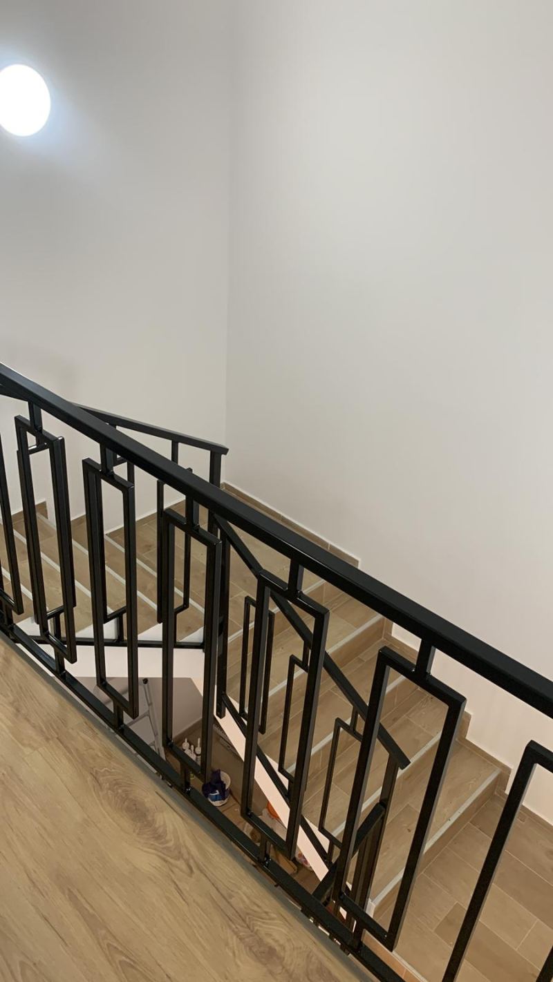 Balustradă metalică modernă cu design geometric
