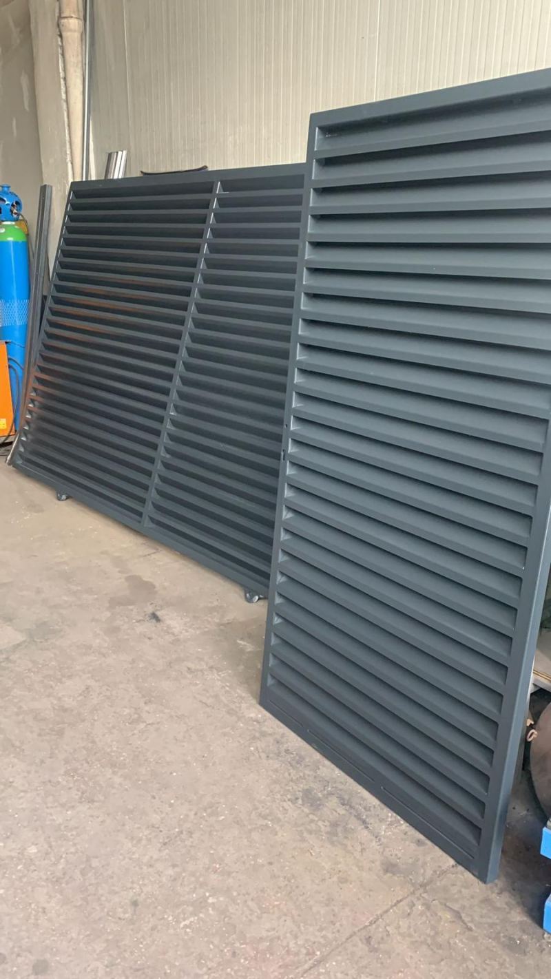 Poartă metalică cu lamele orizontale, stil modern